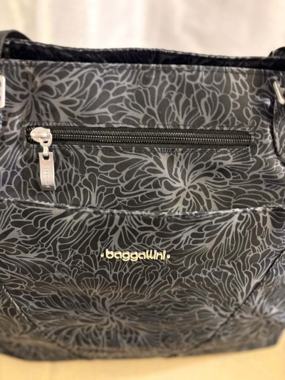 Baggallini Any Day Tote Bag Black Floral Print Large Travel Crossbody - Picture 2 of 8